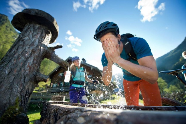 Erfrischung mit Brunnenwasser © Flachau Tourismus